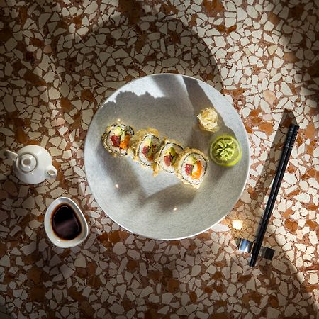 فندق لون روفينج المظهر الخارجي الصورة A rendering of a sushi scene