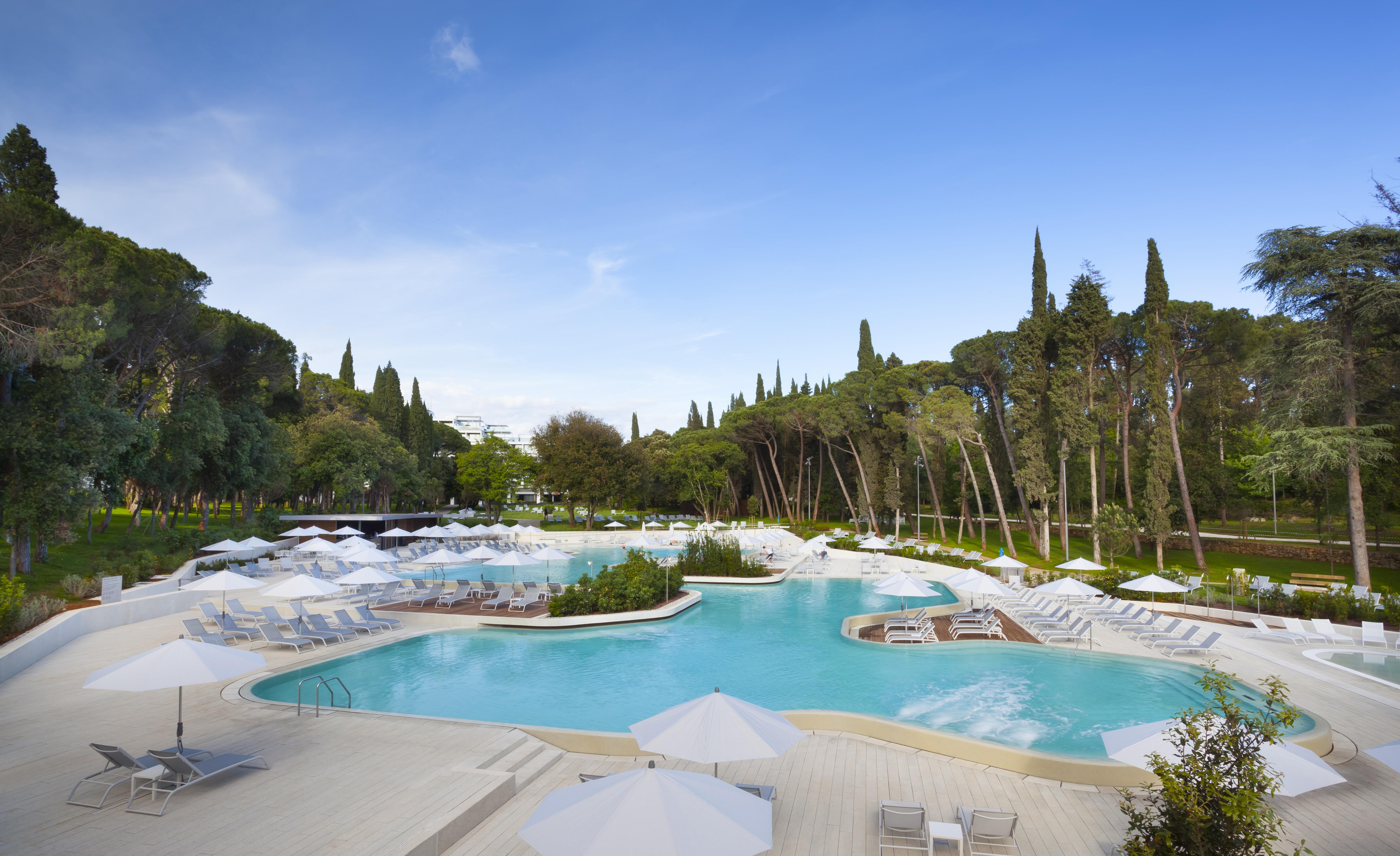 فندق لون روفينج المظهر الخارجي الصورة The pool at the resort