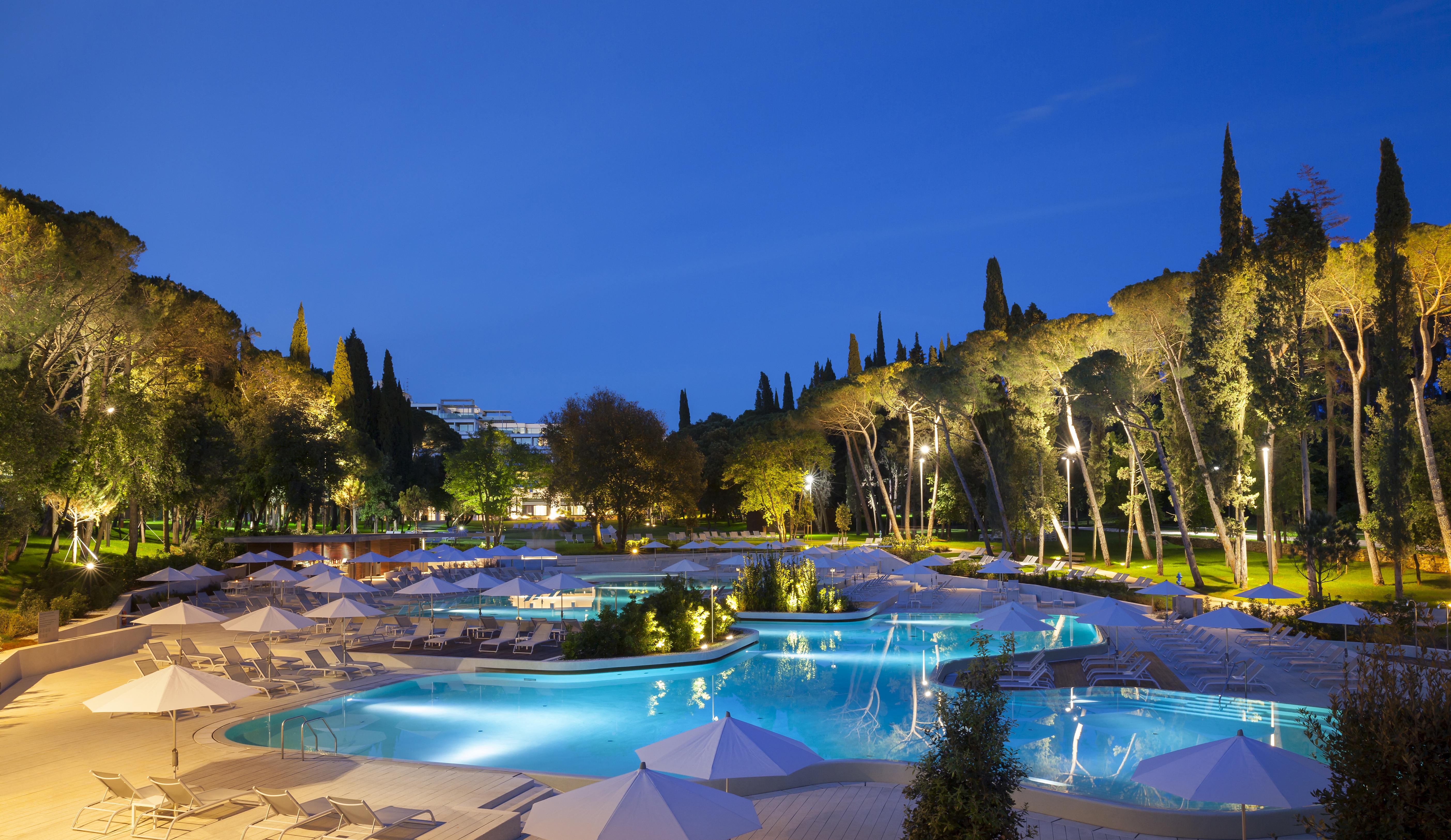 فندق لون روفينج المظهر الخارجي الصورة The resort's main pool