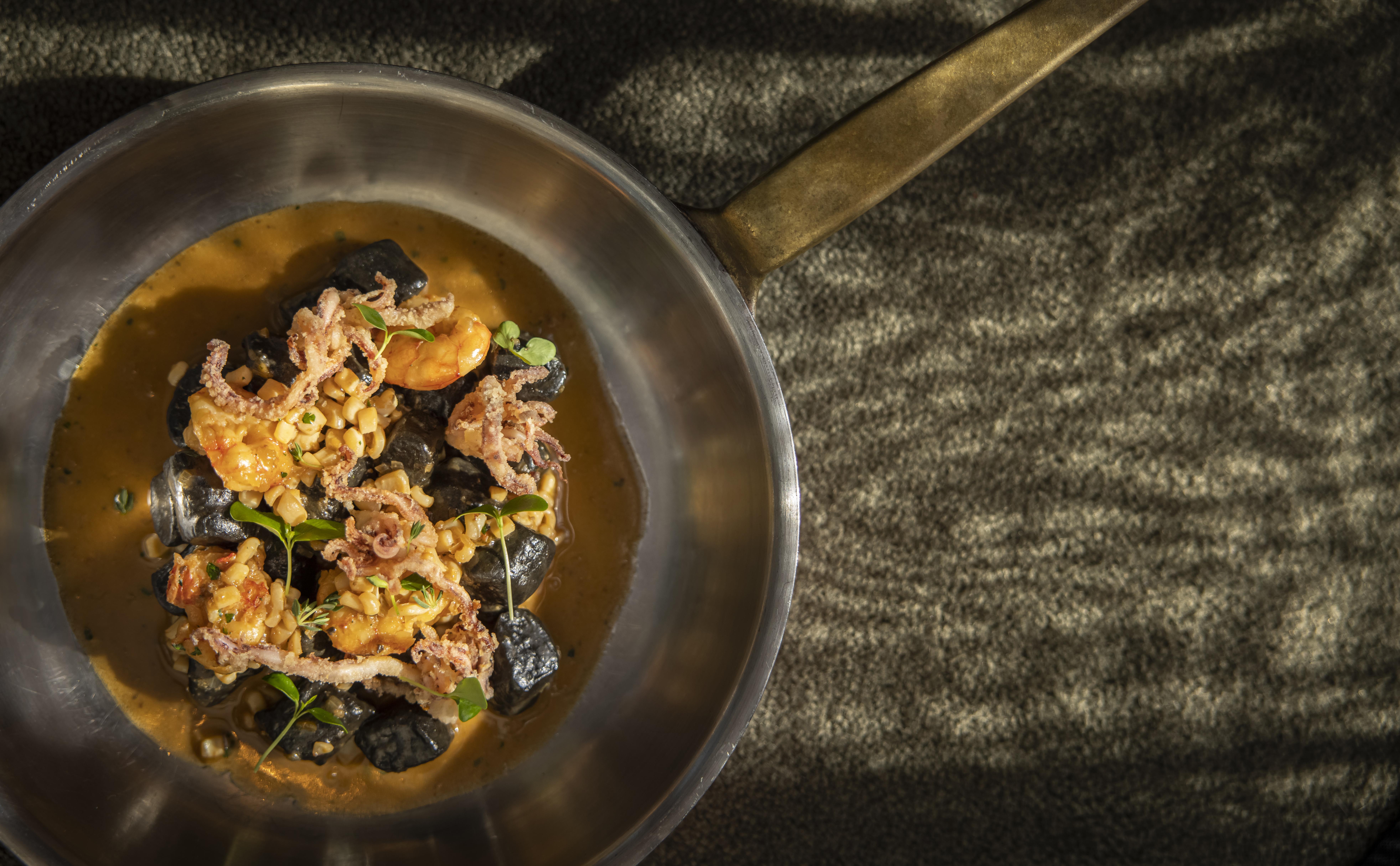 فندق لون روفينج المظهر الخارجي الصورة A pan of stewed octopus