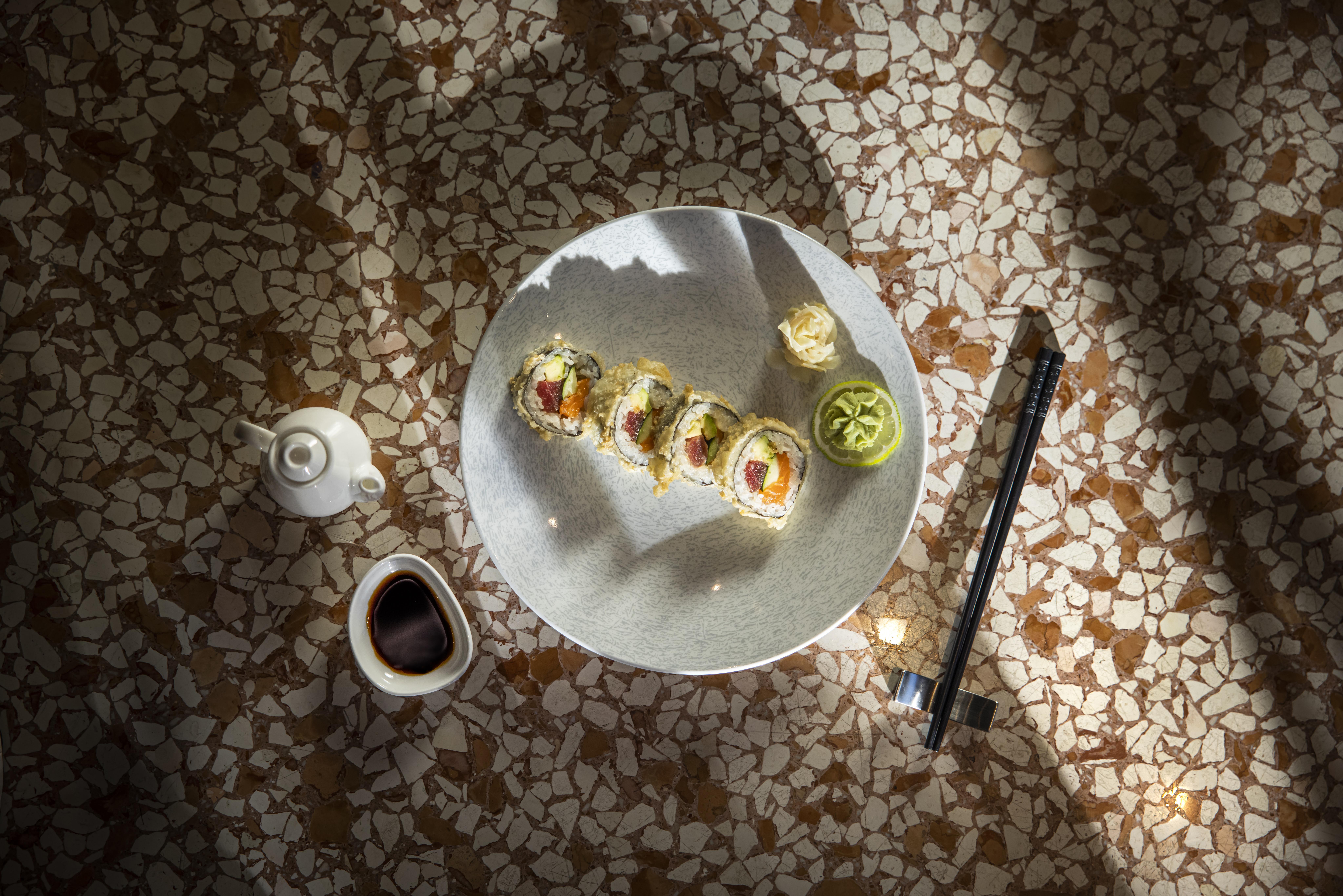 فندق لون روفينج المظهر الخارجي الصورة A rendering of a sushi scene