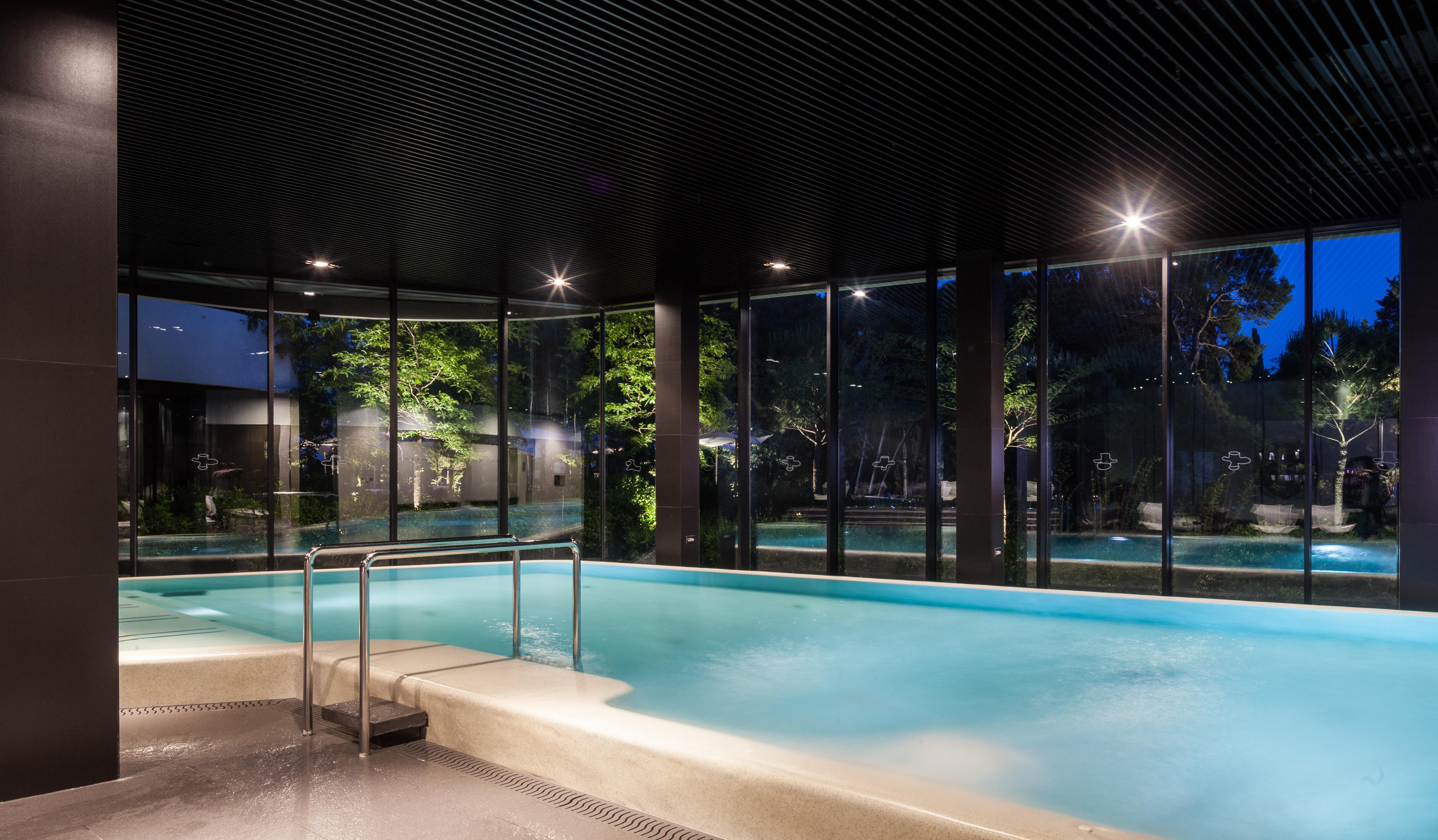 فندق لون روفينج المظهر الخارجي الصورة The swimming pool at the hotel