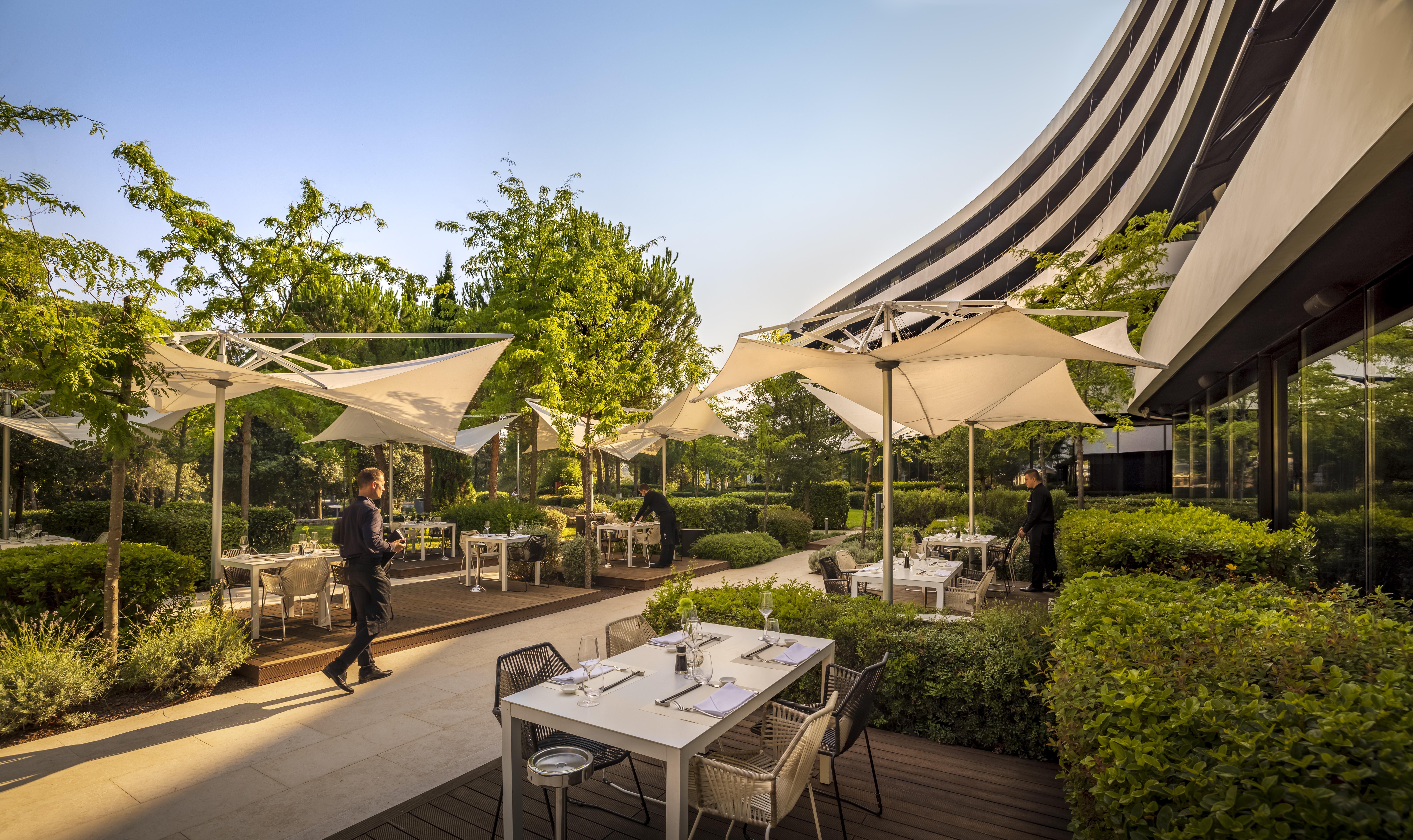 فندق لون روفينج المظهر الخارجي الصورة The restaurant's terrace