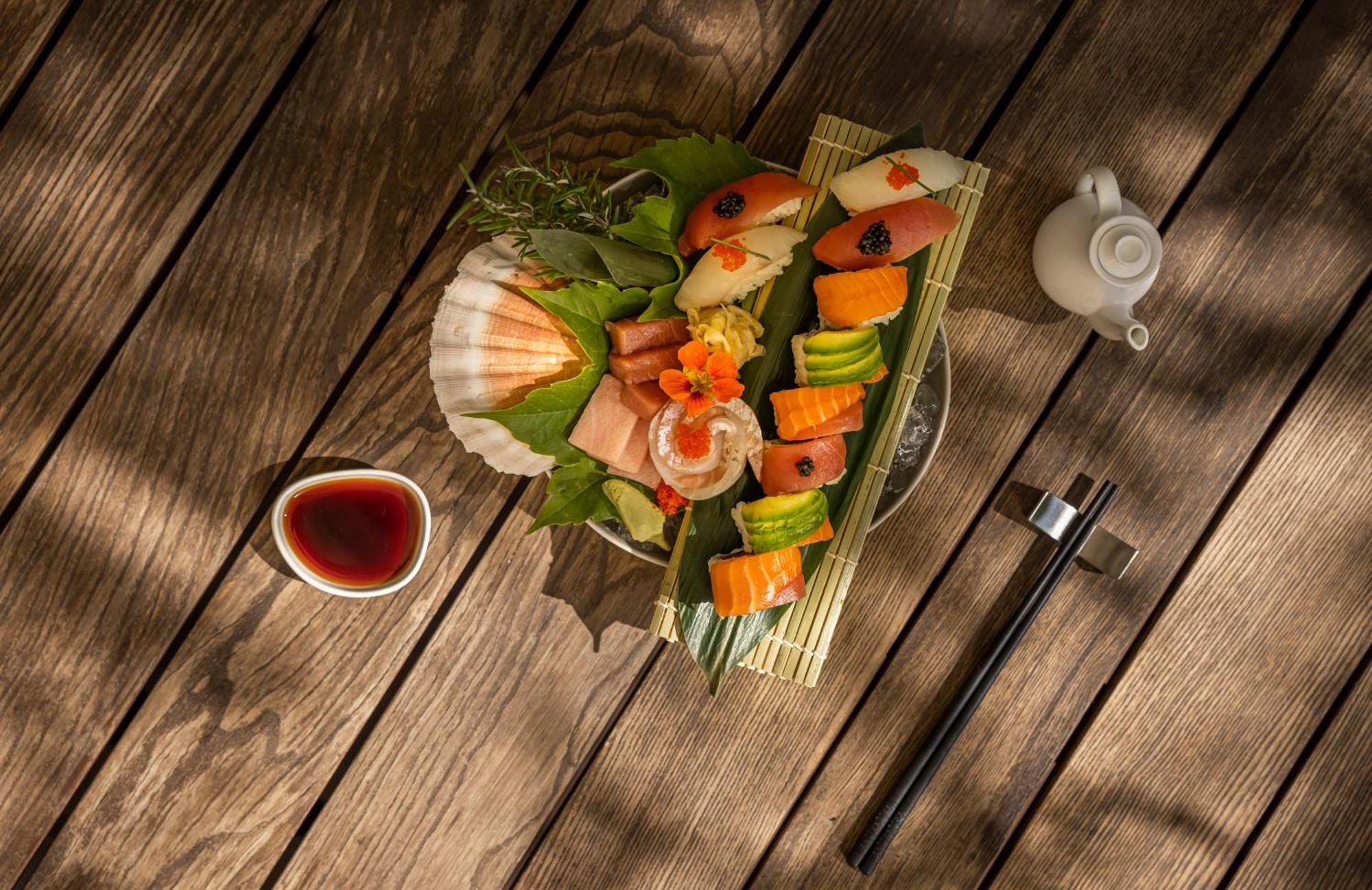 فندق لون روفينج المظهر الخارجي الصورة A plate of yakitori